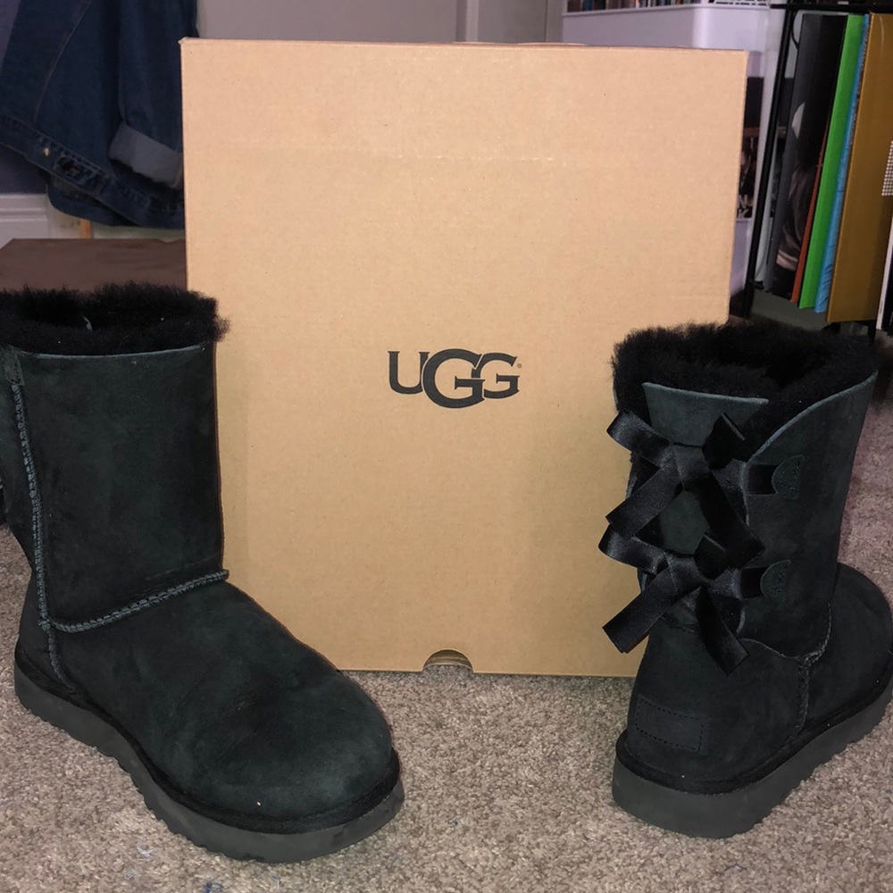 BLACK BAILEY BOW UGGS